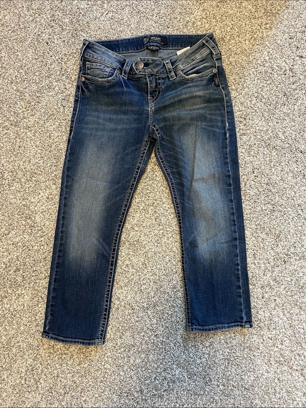 Silver Jeans Light to Medium Blue Mid-Rise Crop Jeans